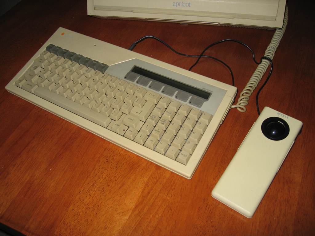 Este ainda é dos antigos, com fios... mas haviam uns teclados Apricot todos modernaços, por infra-vermelhos!